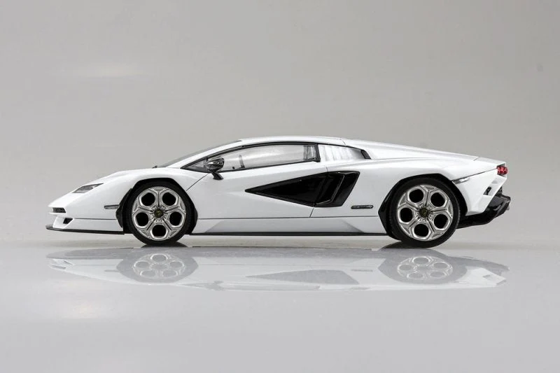 Aoshima 1/32 Snap Lamborghini Countach Lpi 800-4 (White)