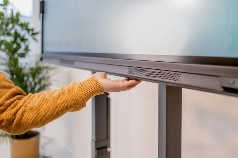 Vogel's RISE 2000 Boden-Wand-Lösung mit motorisiertem Display-Lift 80 mm/s ohne Fernbedienung