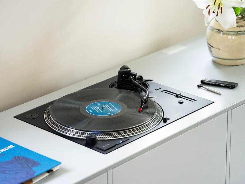 Concorde Music Red